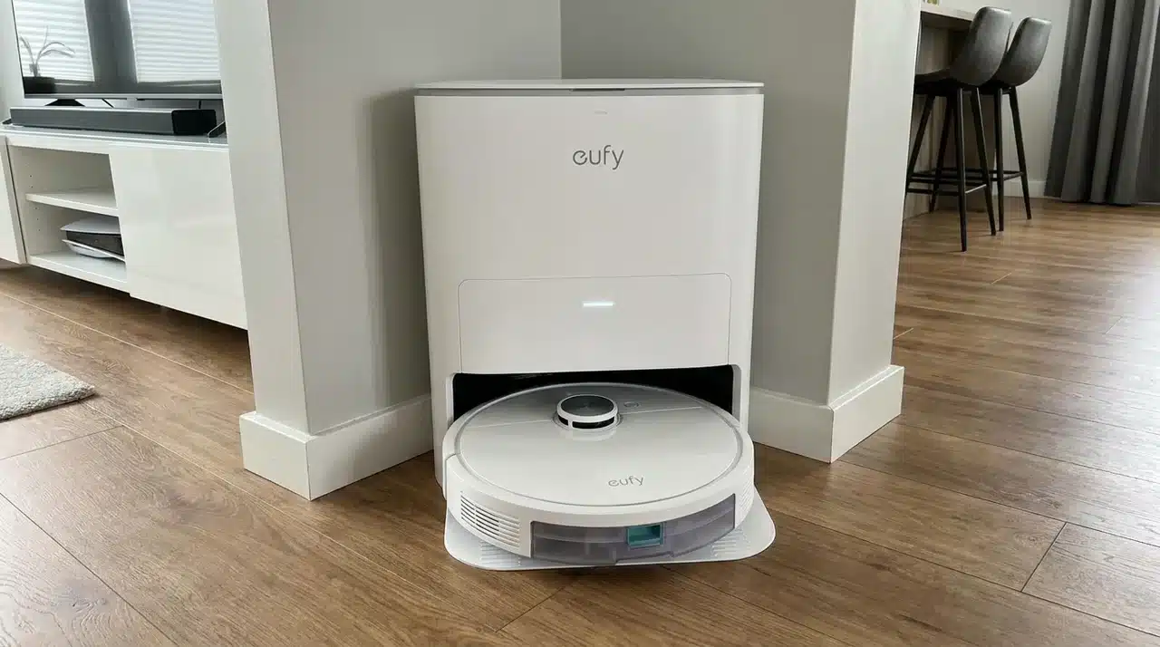 Roller robot mop scrubbing a dried mark while leaving little moisture on the hard floor
